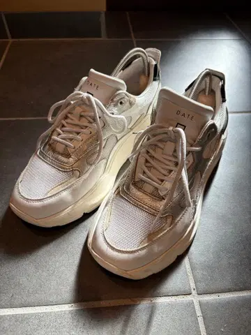 D.A.T.E. 통굽 스니커즈 화이트/실버 27cm