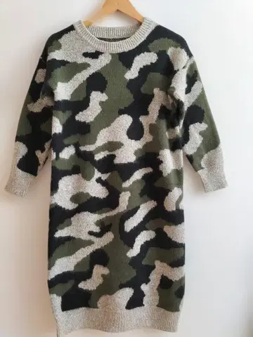 긴팔 니트 원피스 카모 패턴