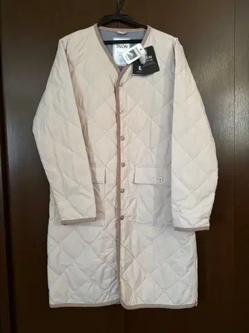 새상품 다운 코트 베이지 퀼팅 롱 코트