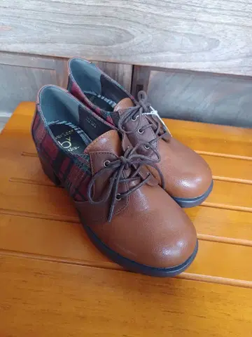 브라운 체크 무늬 로퍼 by 키다리 아저씨