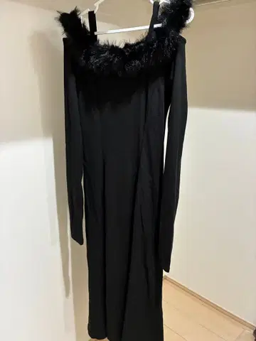 이토미 인조 모피 트리밍 리브 오프숄더 원피스