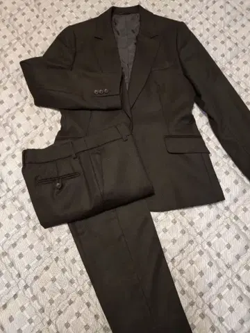 다크 그레이 수트 셋업