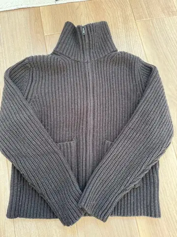 브라운 하이넥 지퍼 스웨터