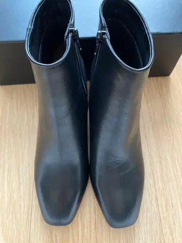 UNTITLED 스무스 블랙 가죽 숏부츠 23.0 새상품