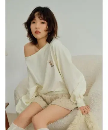 Lily Bear 원숄더 리본 맨투맨