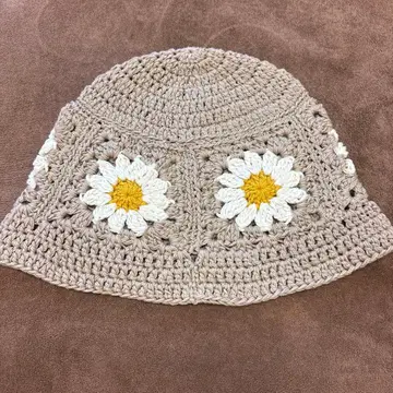 손뜨개질 데이지 패턴 베이지 모자