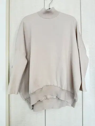 새상품급 Ballsey 베이지 하이넥 상의