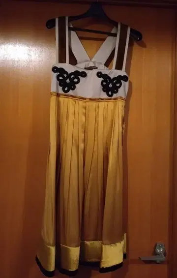 크리스마스에 딱 맞는 BALLY 새틴 & 벨벳 원피스