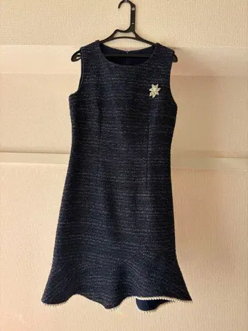 네이비 슬리브리스 원피스 브로치 포함