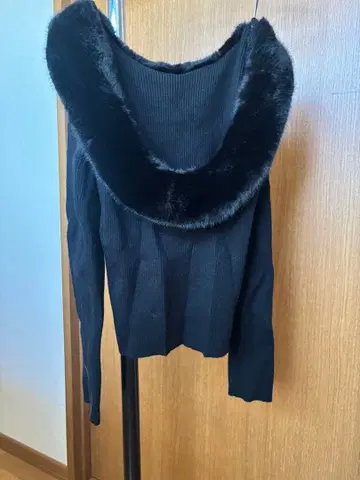 오프숄더 리브 니트 스웨터 블랙