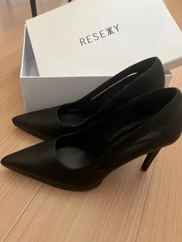 RESEXXY 블랙 스틸레토 하이힐