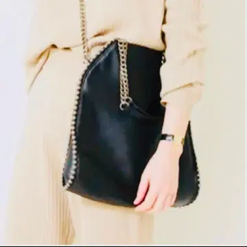 블랙 숄더백 체인 스트랩 포함