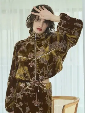 새상품 Muel Chic / 뮤엘 시크 플라워 저리 티셔츠 브라운