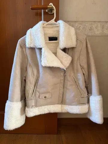 베이지 무스탕 코트 보아 카라 부착