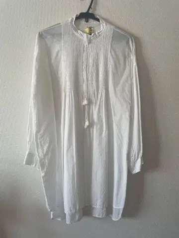 화이트 긴팔 셔츠 태슬 포함