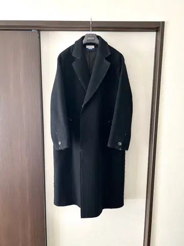 MAISON SPECIAL 체스터 코트 블랙