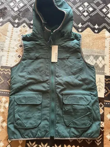 다크 그린 후드 부착 다운 베스트