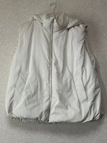 미라 오웬 화이트 후드 부착 다운 베스트