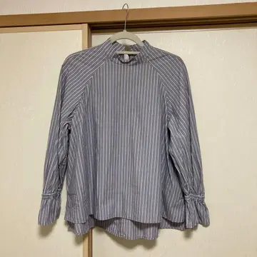 운모앤딜 스트라이프 하이넥 셔츠 프릴 소매