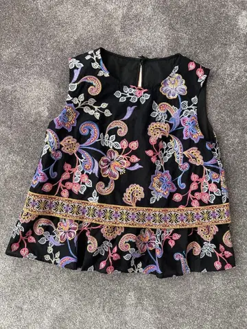 GRACE CONTINENTAL 자수 슬리브리스 상의 택 포함 새상품