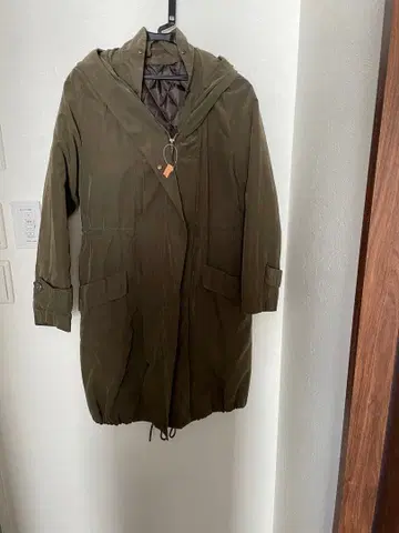 올리브색 후드 부착 모즈 코트