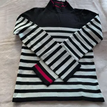 매디슨 블루 스트라이프 하이넥 스웨터