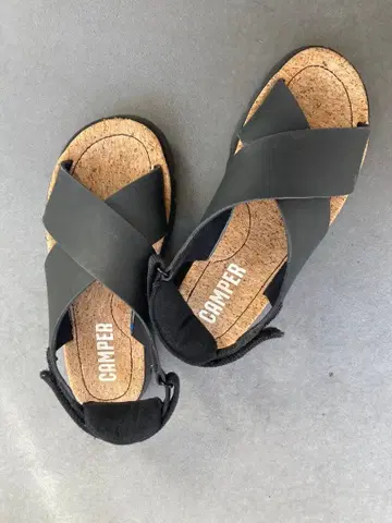 CAMPER ORUGA 가죽 백 스트랩 샌들