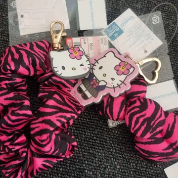 헬로키티 아크릴 키링과 스크런치 세트 산리오 제브라 레오파드 무늬