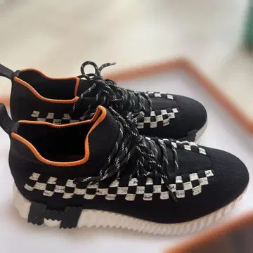 블랙/오렌지 체크 패턴 스니커즈