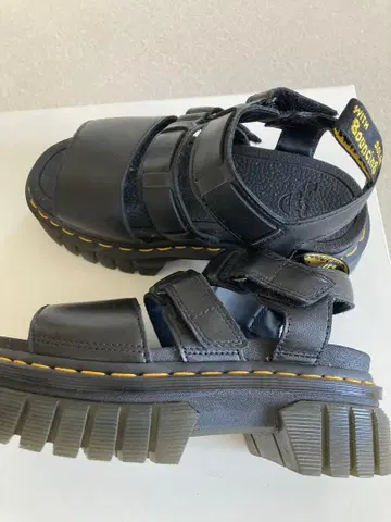 새상품급 닥터마틴 샌들 통굽 UK3