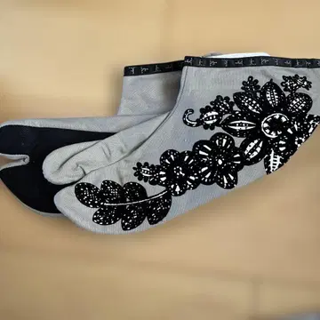 그레이 꽃무늬 자수 타비 스냅 버튼 포함