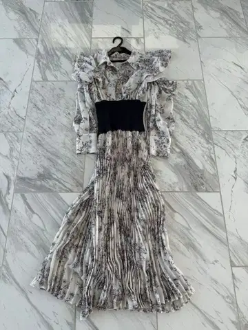 SNIDEL 꽃무늬 플리츠 원피스