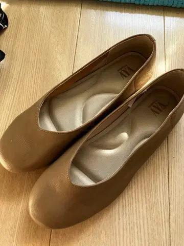 AYA 베이지 플랫 발레 슈즈