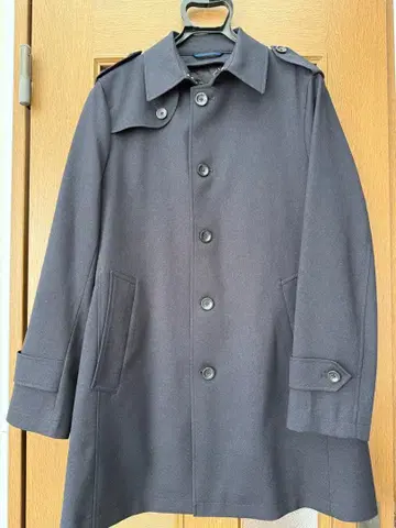 다크 그레이 트렌치코트