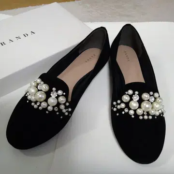 RANDA 펄 장식 블랙 플랫슈즈