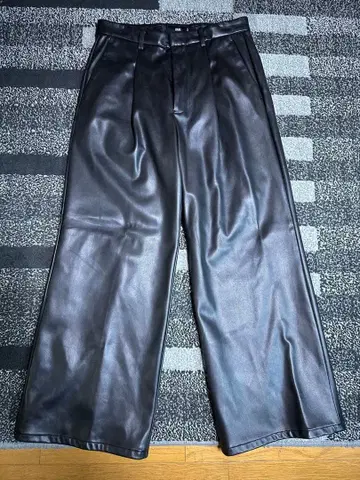 HARE 신세틱 가죽 와이드 플레어 팬츠