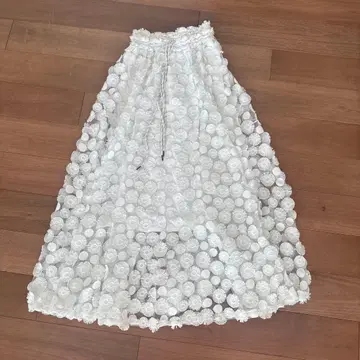 오블리 화이트 플레어 스커트 꽃무늬 자수