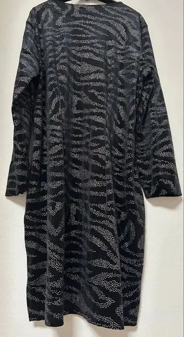 물결무늬 긴팔 무릎 기장 원피스