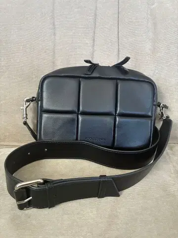 [새상품급] 애드카람 PUFF CROSS BODY백 퀼팅