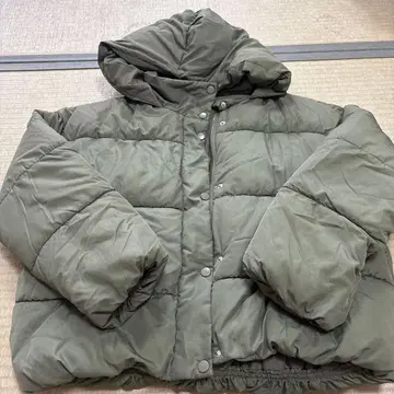 카키 후드 부착 다운 자켓