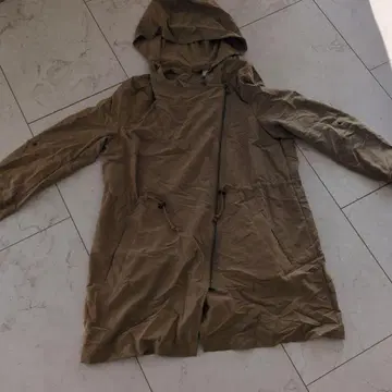 카키색 후드 부착 트렌치코트