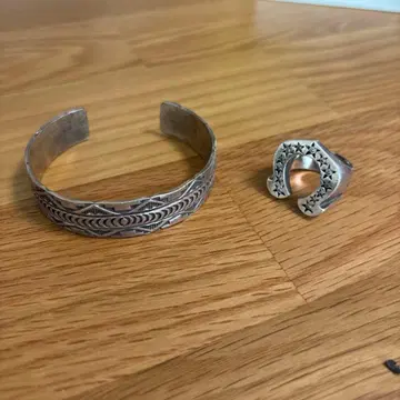 실버 조각 무늬 뱅글