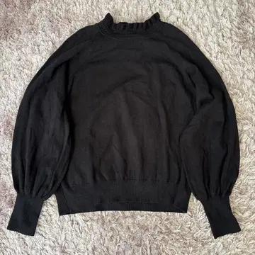 IENA 블랙 프릴 넥 벌룬 슬리브 니트