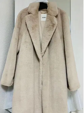 주말 타임세일 중 snidel 베이지 복슬복슬 롱 코트
