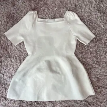 CELFORD 화이트 페플럼 반팔 니트