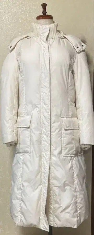 화이트 롱 다운 자켓 후드 부착 40 사이즈