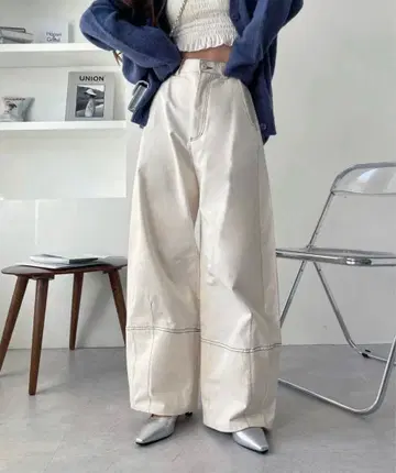 Ada. 코튼 트윌 배색 스티치 커브 팬츠