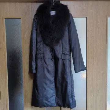 스페치오 퍼 달린 블랙 새틴 롱 코트 사이즈 40