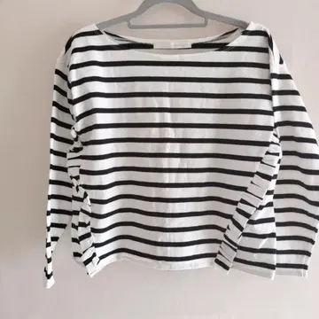 화이트 블랙 스트라이프 긴팔 T셔츠 보트넥