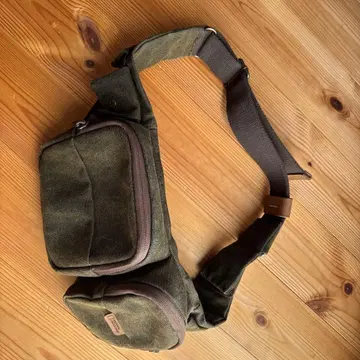 올리브 그린 바디백